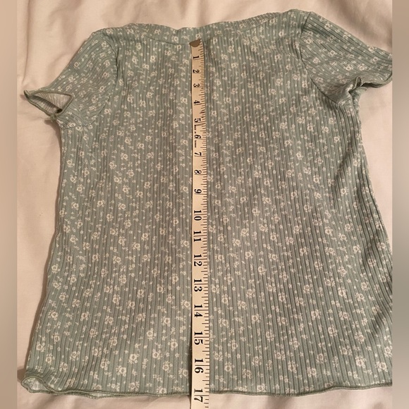 Heart and Arrow light green top with black/brown buttons. Size 14 - Picture 4 of 7